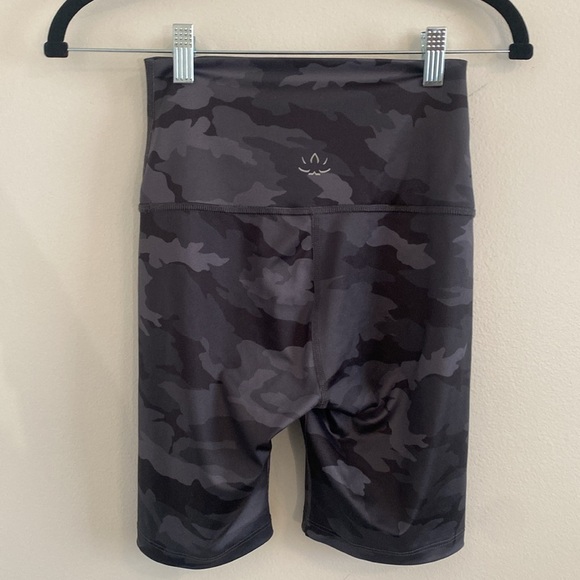 Beyond Yoga Lux High Waisted Biker Shorts Black and Gray Camo size Small - Picture 3 of 6